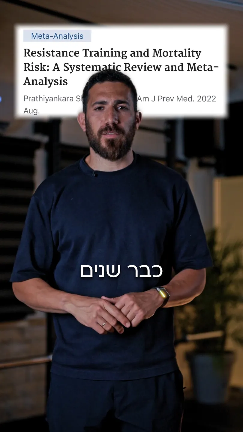 איש מקצוע מדבר למצלמה בחלל בהיר