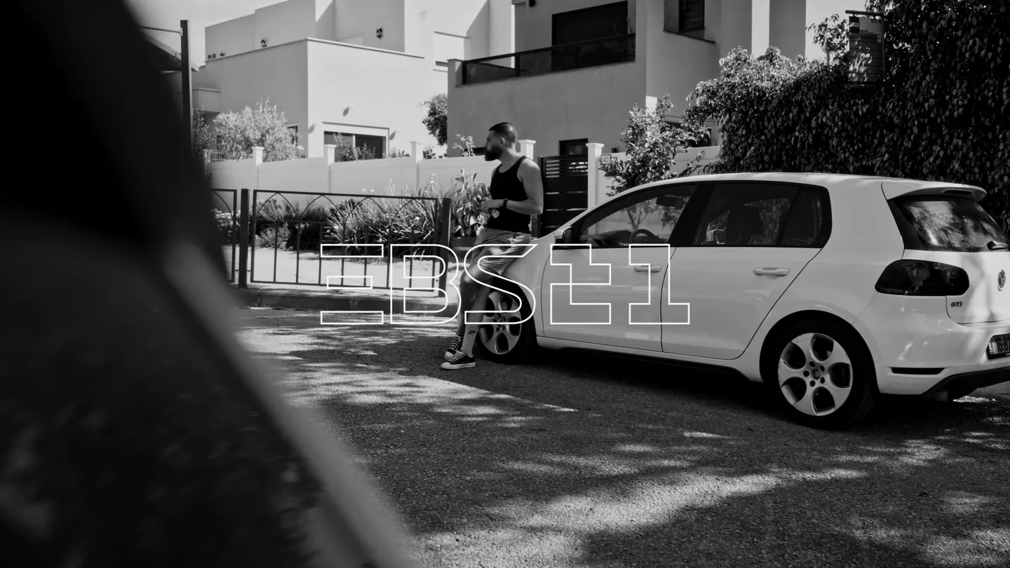 סצנה אורבנית בשחור לבן מתוך סרט תדמית